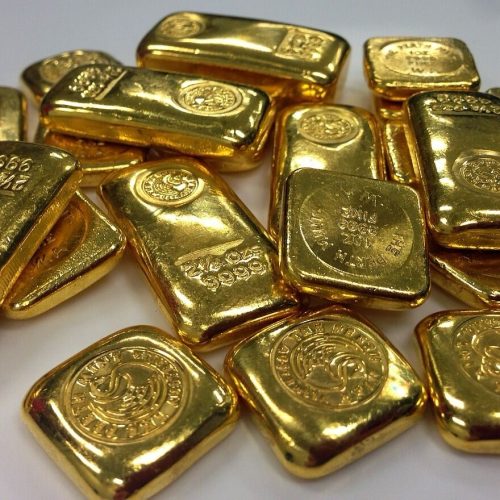 Homem joga 20 barras de ouro no lixo por engano e polícia recupera fortuna de R$ 730 mil