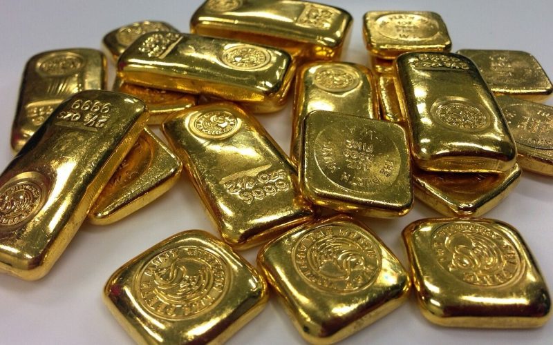 Homem joga 20 barras de ouro no lixo por engano e polícia recupera fortuna de R$ 730 mil