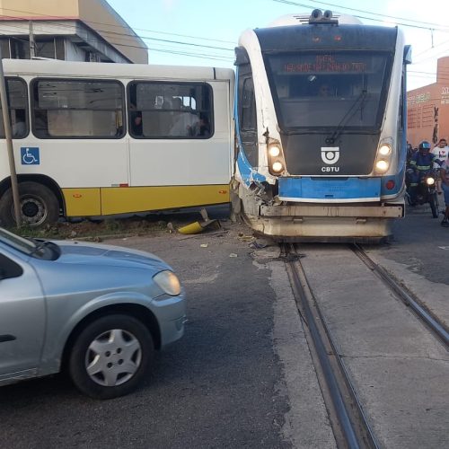 VLT e ônibus colidem na av Nevaldo Rocha em Natal