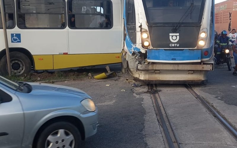 VLT e ônibus colidem na av Nevaldo Rocha em Natal