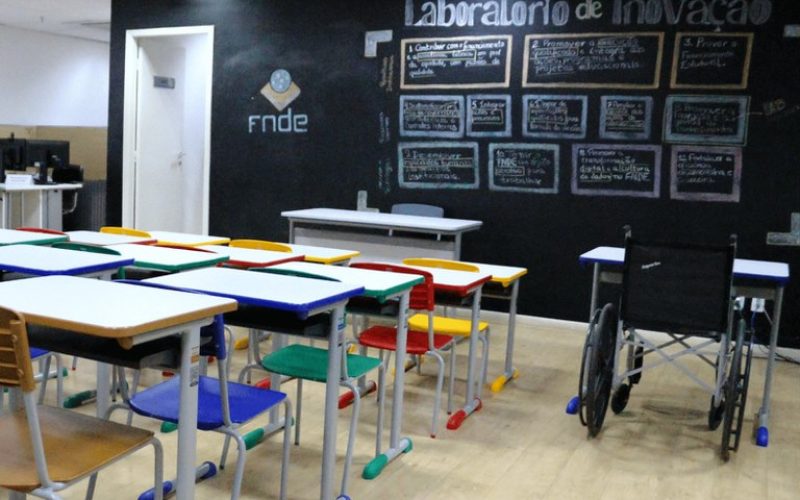 Governo aprova compra de carteiras escolares com valores acima do mercado