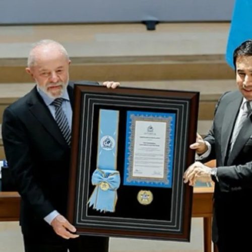 Lula visita sede da Interpol na França e recebe medalha pelo combate ao crime transnacional