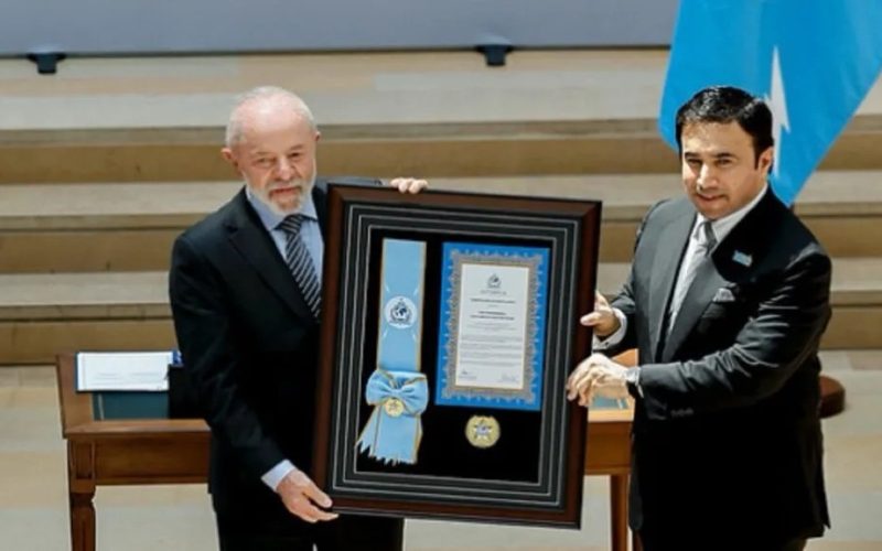 Lula visita sede da Interpol na França e recebe medalha pelo combate ao crime transnacional
