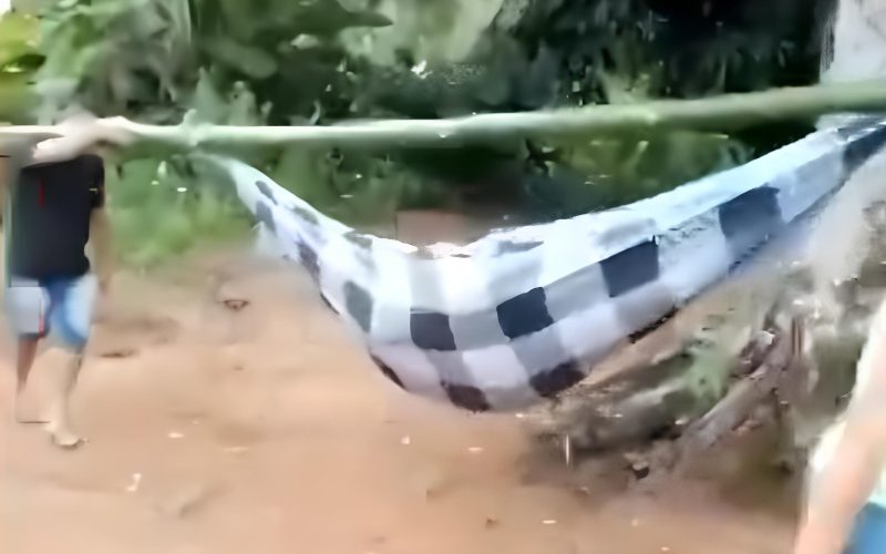 Homem é carregado em rede até hospital por falta de acesso a transporte