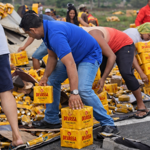 Caminhão com 7,3 mil cervejas tomba na BR-101 e carga é saqueada no RN