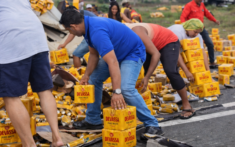 Caminhão com 7,3 mil cervejas tomba na BR-101 e carga é saqueada no RN