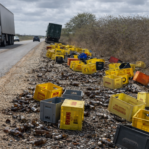 Caminhão de cerveja sofre acidente na BR-304 em Mossoró e parte da carga é saqueada