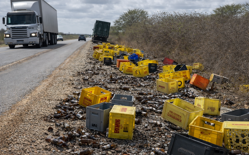 Caminhão de cerveja sofre acidente na BR-304 em Mossoró e parte da carga é saqueada