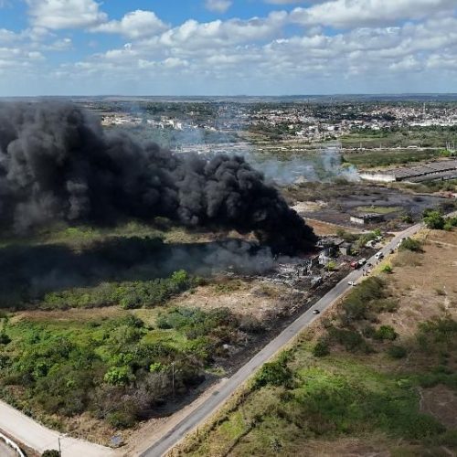 Incêndio atinge galpão com pneus antigos em Macaíba e mobiliza equipes dos Bombeiros
