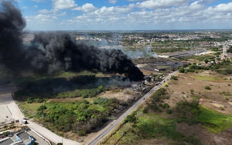 Incêndio atinge galpão com pneus antigos em Macaíba e mobiliza equipes dos Bombeiros