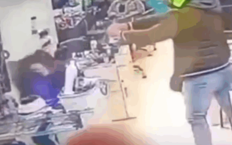 Homem invade salão de beleza e mata ex-mulher a tiros; crime foi registrado por câmera de segurança