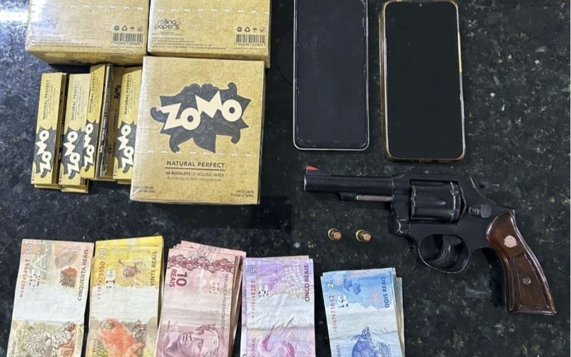 Casal é preso com arma e drogas em Ponta Negra; suspeito havia sido detido há 10 dias