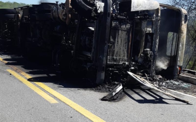 Caminhão tomba e pega fogo na BR-427 em Caicó; trânsito segue parcialmente interditado