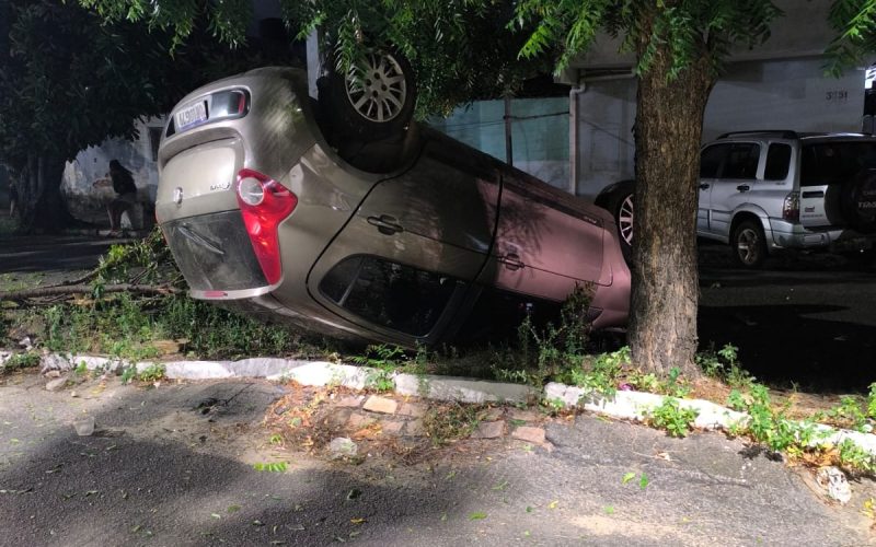 Cadê o motorista: Capotamento na Avenida 6 assusta moradores e termina com fuga a pé