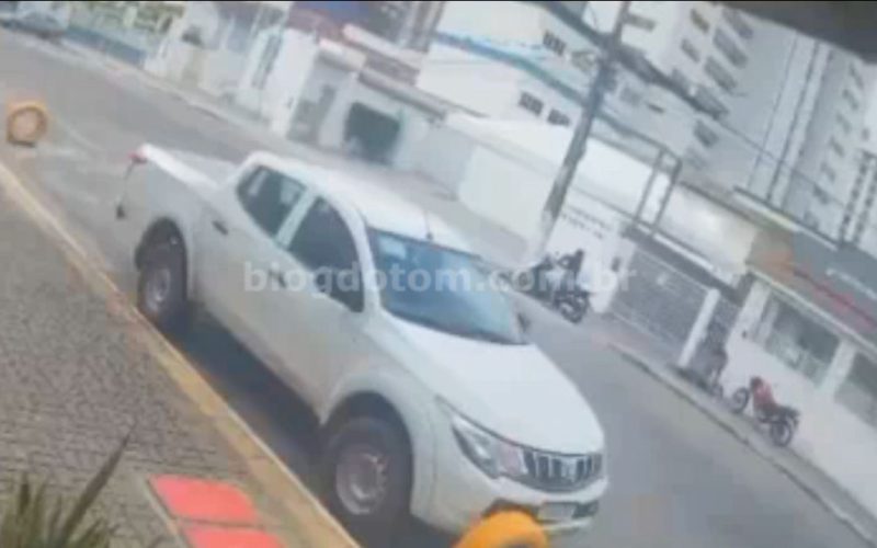 Vídeo: Mulher é assaltada no chão após criminosos provocarem queda da moto em Natal