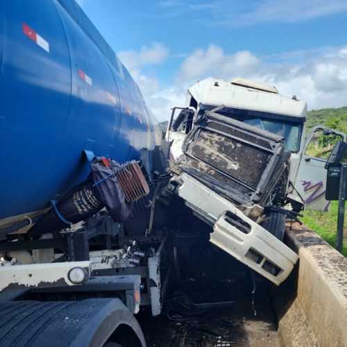 Acidente entre carretas bloqueia BR-101 em Mamanguape/PB