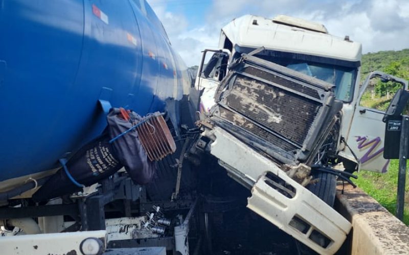 Acidente entre carretas bloqueia BR-101 em Mamanguape/PB