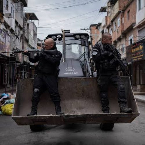 Rio de Janeiro vive dia de tensão com megaoperação policial em várias comunidades