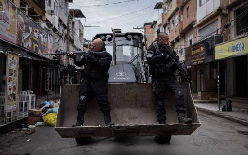Rio de Janeiro vive dia de tensão com megaoperação policial em várias comunidades
