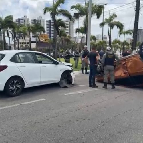 Carro capota após colisão na Roberto Freire e bebê de três meses escapa ileso graças à cadeirinha