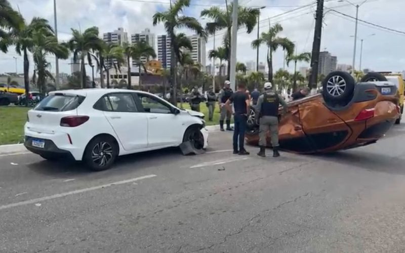 Carro capota após colisão na Roberto Freire e bebê de três meses escapa ileso graças à cadeirinha