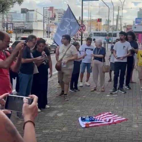 Militantes realizam protesto em frente ao Midway Mall contra Trump e em apoio à Maduro