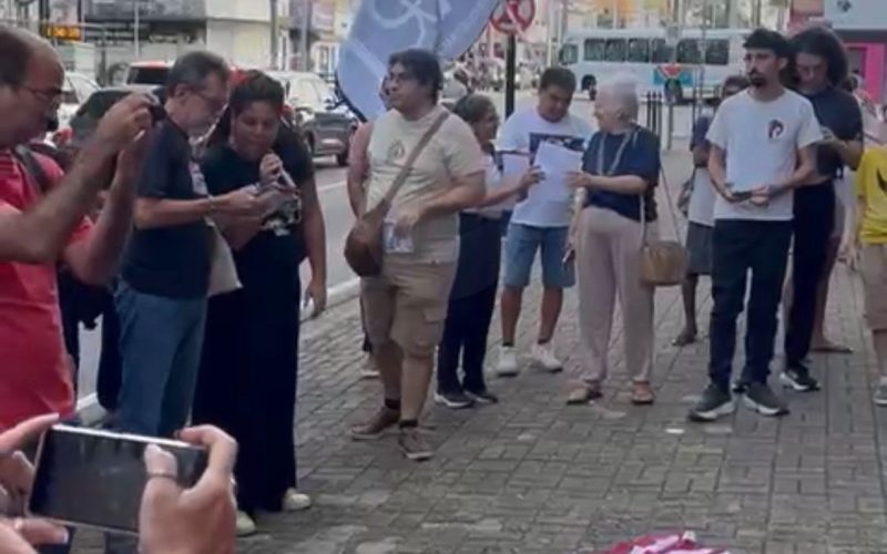 Militantes realizam protesto em frente ao Midway Mall contra Trump e em apoio à Maduro