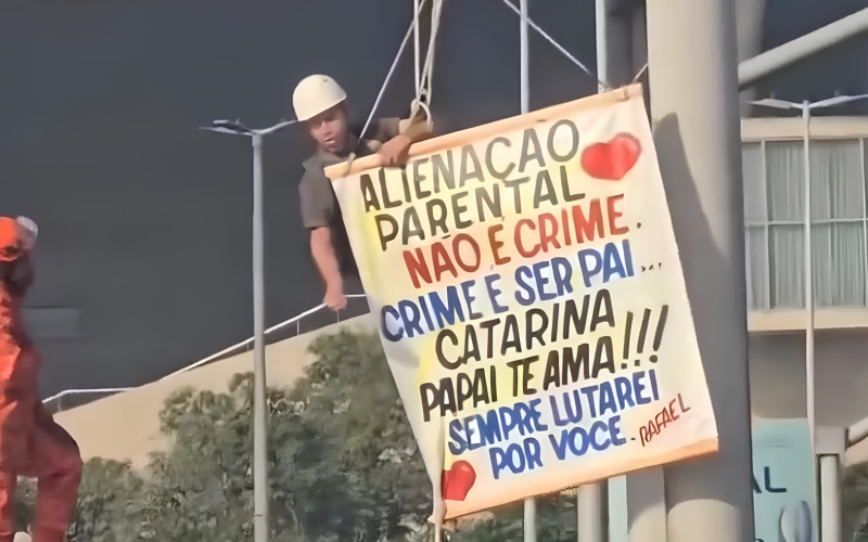 Alienação parental e omissão da Justiça: Pai realiza protesto pendurado em placa na Passarela da Ayrton Senna