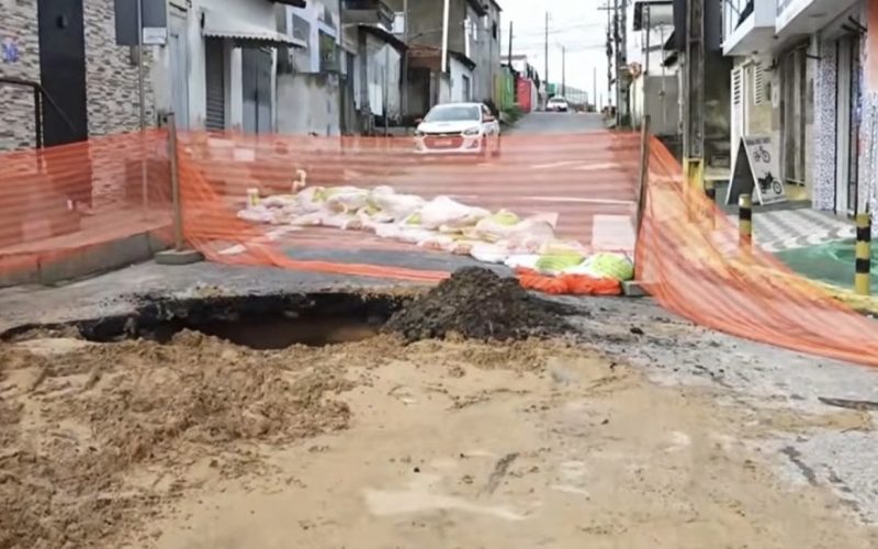Chuva abre cratera em cruzamento da Zona Norte e moradores relatam prejuízos em Natal
