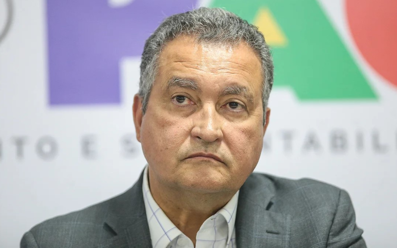 Governo brasileiro prepara resposta à tarifa de 50% imposta por Trump