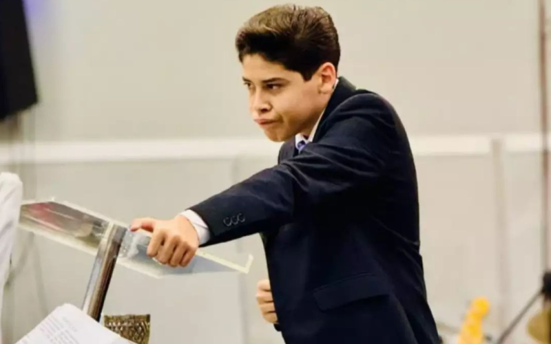 Menino de 15 anos causa polêmica ao cobrar até R$ 10 mil em cultos e é proibido de pregar pelo Conselho Tutelar