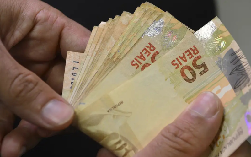Famílias brasileiras deixam de resgatar até R$ 50 mil em benefícios após a morte de parentes