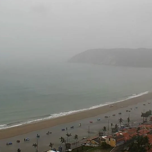 Engorda da Praia de Ponta Negra amanhece alagada após fortes chuvas em Natal
