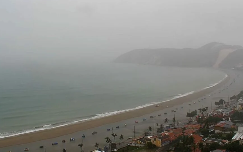Engorda da Praia de Ponta Negra amanhece alagada após fortes chuvas em Natal