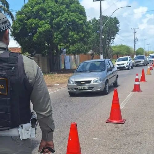 Quase R$ 72 milhões em licenciamento atrasado no RN enquanto motoristas gastam mais consertando carros danificados por buracos nas rodovias estaduais