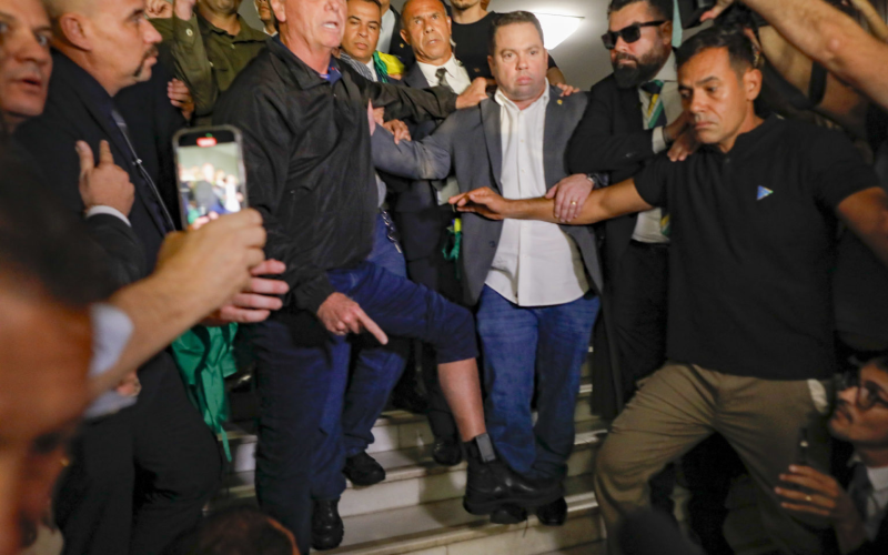 Brasil dividido: 48% acham que Bolsonaro deveria ser preso por plano de golpe, aponta Datafolha