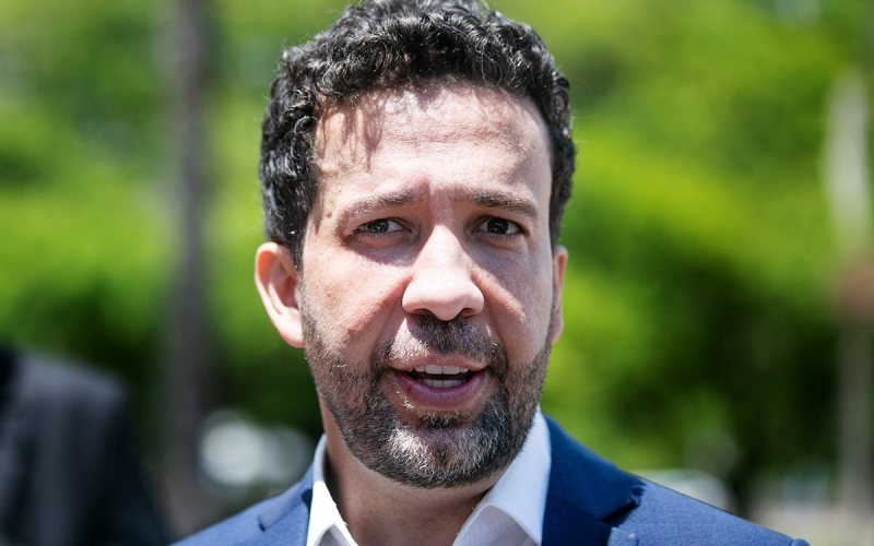 Justiça de MG autoriza prisão de André Janones por descumprimento de medidas protetivas