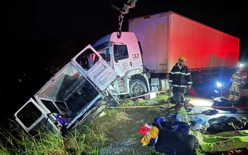 Tragédia na Estrada: Acidente Entre Micro-ônibus e Carreta Deixa 9 Mortos e 10 Feridos em MG