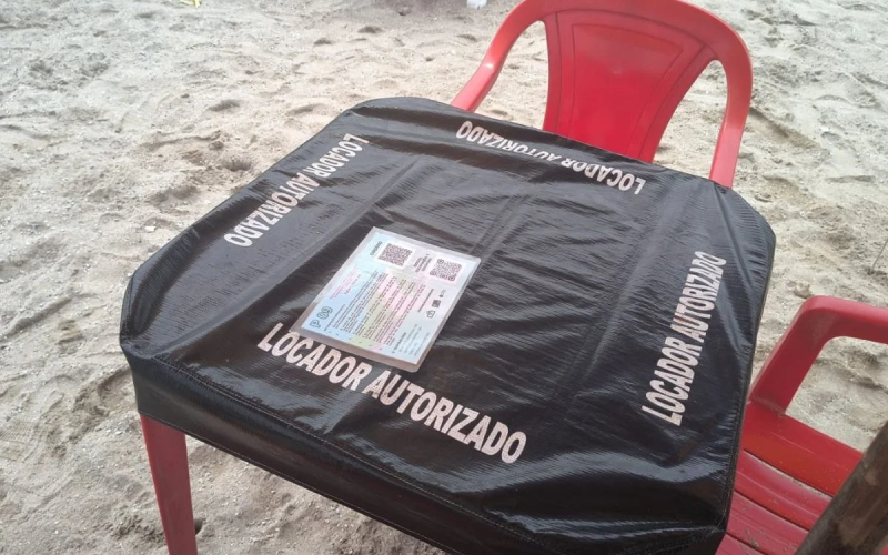 Praia de Ponta Negra tem fiscalização intensiva e metade dos quiosques é autuada por descumprir regra dos cardápios digitais