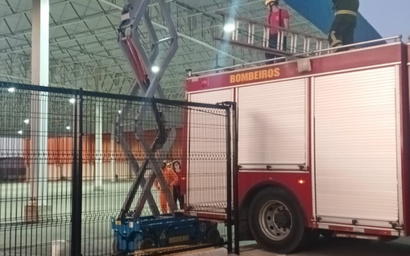 Bombeiros do RN realizam resgate de trabalhador preso em plataforma de elevação em Mossoró