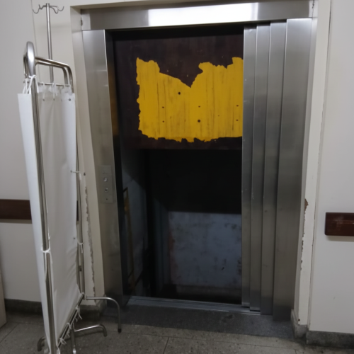 Elevadores quebrados no Walfredo Gurgel fazem pacientes subirem escadas em macas e cadeiras de rodas