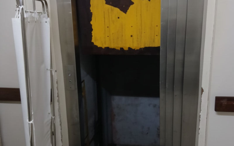 Elevadores quebrados no Walfredo Gurgel fazem pacientes subirem escadas em macas e cadeiras de rodas