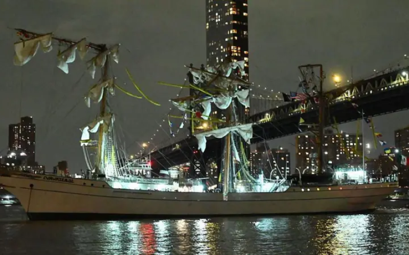 Navio da Marinha do México bate na ponte do Brooklyn e deixa mortos