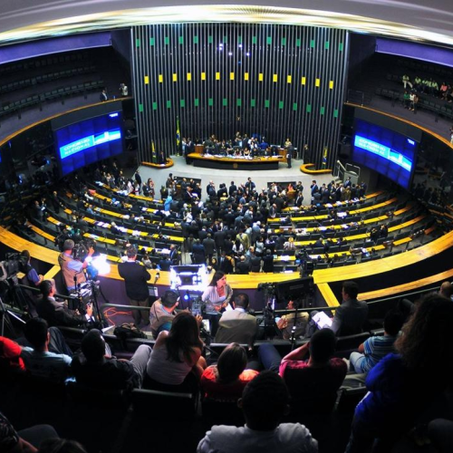 Câmara vota às pressas novo plano que pode elevar salários de servidores a R$ 77 mil por mês