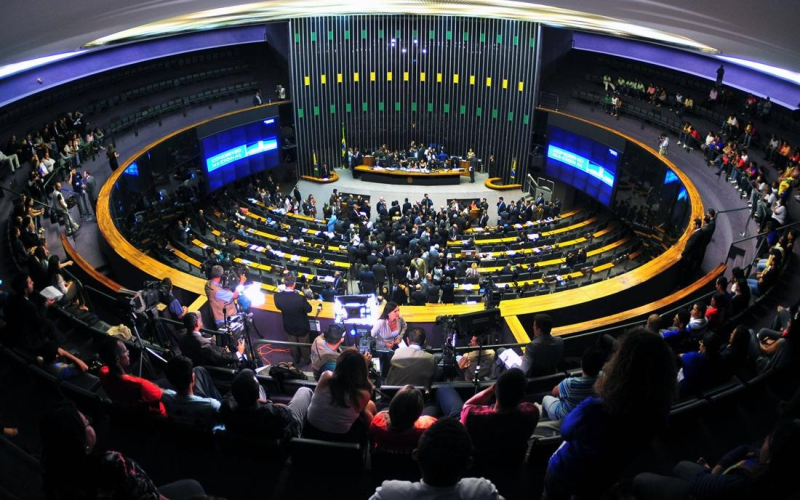 Câmara vota às pressas novo plano que pode elevar salários de servidores a R$ 77 mil por mês