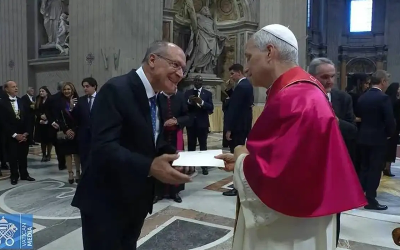 Alckmin entrega convite da COP30 ao papa Leão XIV durante cerimônia no Vaticano