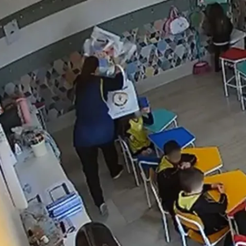 Vídeo: Professora demitida após agredir criança de 4 anos, a agressão resultou em afrouxamento de seis dentes