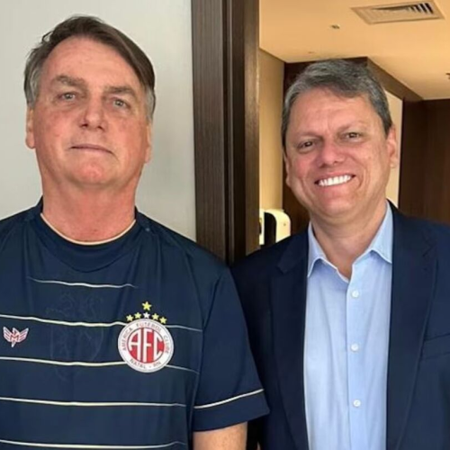 Tarcísio visita Bolsonaro em prisão domiciliar e reforça vínculo político