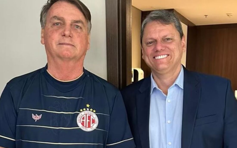 Tarcísio visita Bolsonaro em prisão domiciliar e reforça vínculo político