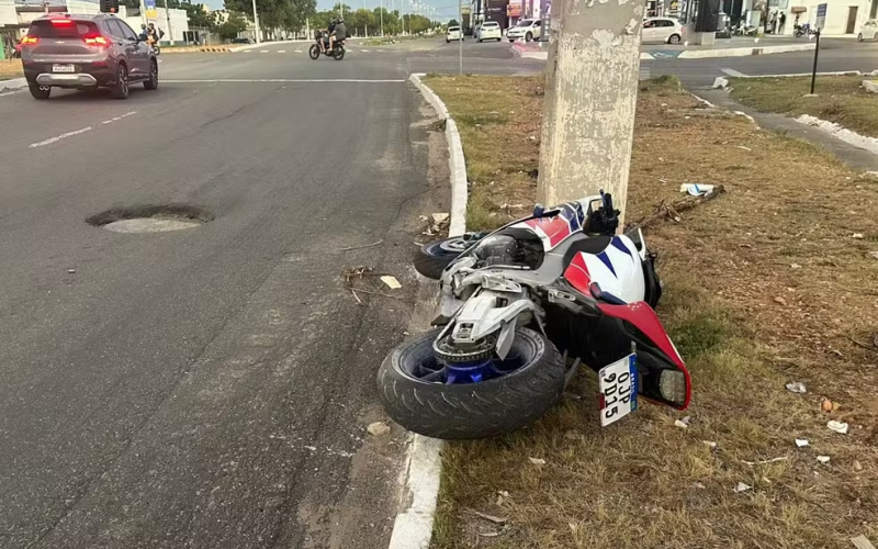 Motociclista morre após fugir de abordagem da PRF e colidir com poste em Mossoró